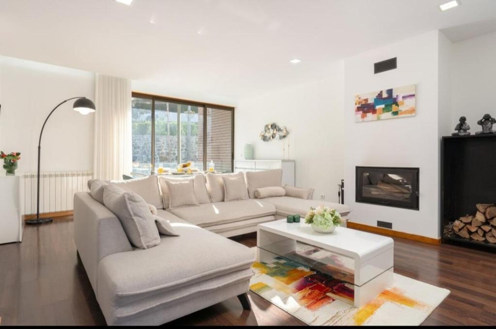 een woonkamer met een bank en een tafel bij Casa do Moinho Vedro in Quintiães