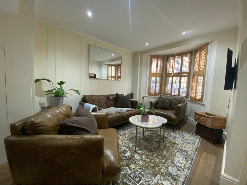 a living room with a couch and a table at Three Bedroom House in Central Richmond in Richmond upon Thames
