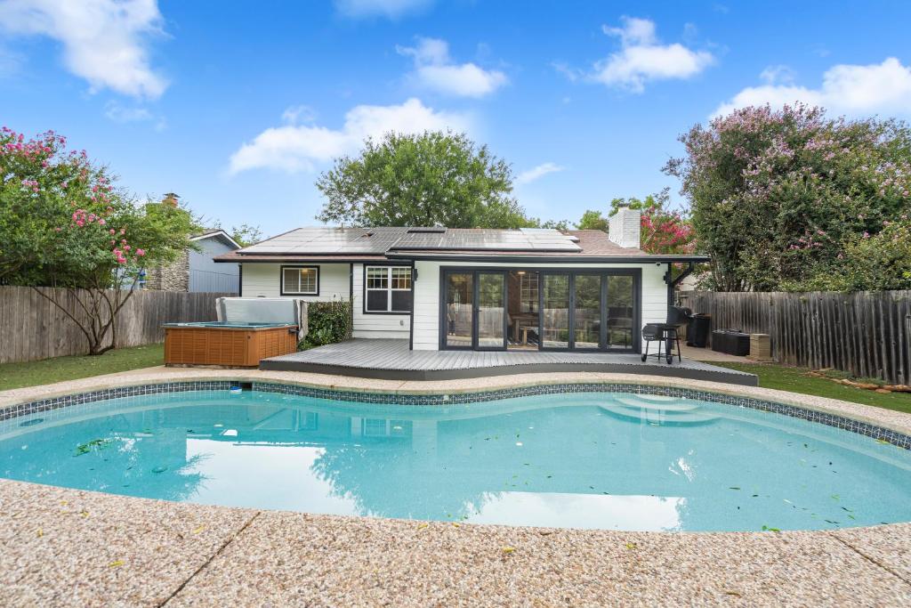 una piscina davanti a una casa di Pool House - Hot tub - Close to DT- Airport -Lounge ad Austin