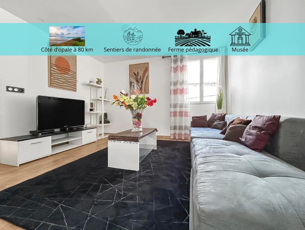 un salon avec un canapé et une télévision dans l'établissement Confort & calme à Bruay afin d'explorer le Nord, à Bruay-la-Buissière