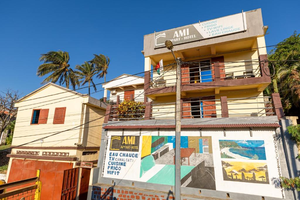 un bâtiment avec une enseigne sur le côté dans l'établissement Studio Familial (AMI Appart-Hotel) - Taolagnaro, à Fort-Dauphin