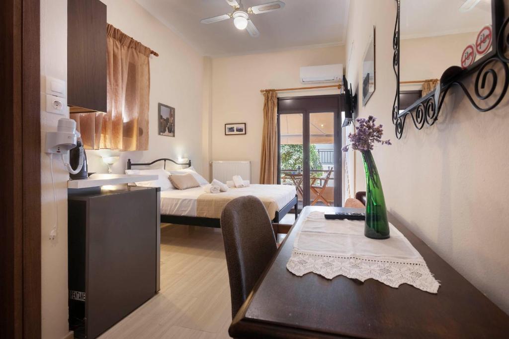 Postel nebo postele na pokoji v ubytování Mpalkoni Sti Monemvasia