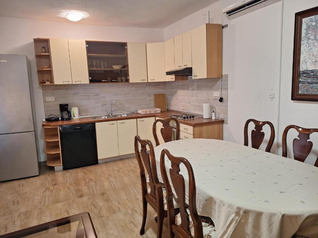 Kuchyňa alebo kuchynka v ubytovaní Villa Belvedere