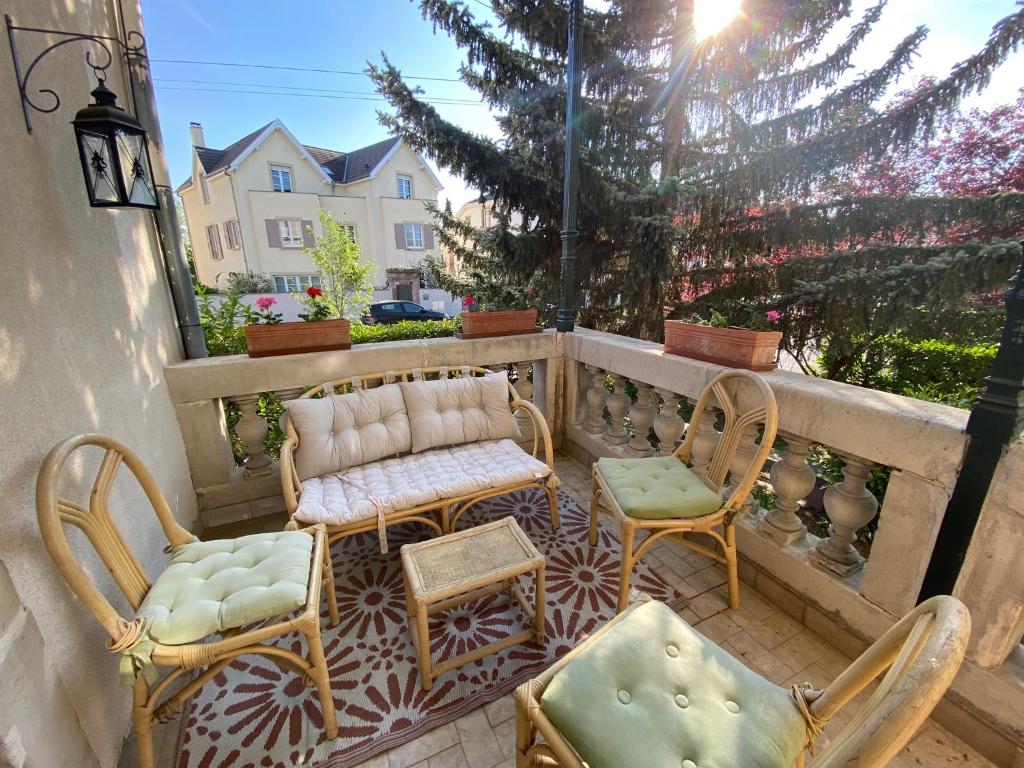 d'un balcon avec des chaises, une table et des chaises. dans l'établissement Villa de la Semm - Iconique à Colmar avec parking, à Colmar