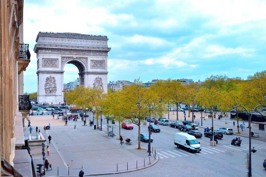 widok na wieżę Eiffel i ulicę z samochodami w obiekcie Luxury View Arc of Triumph w Paryżu
