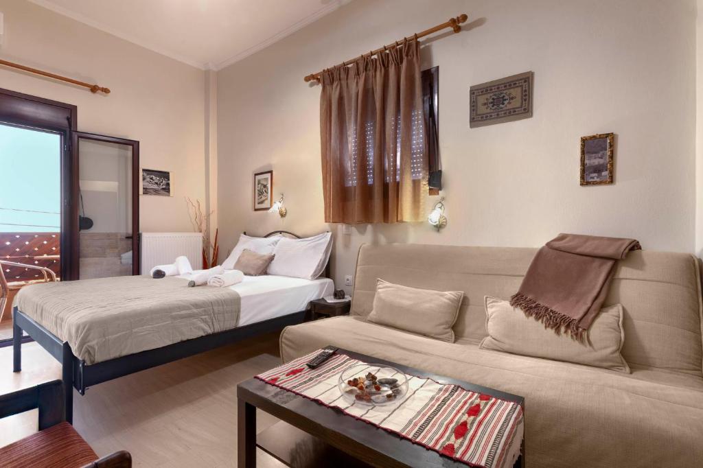 Postel nebo postele na pokoji v ubytování Mpalkoni Sti Monemvasia