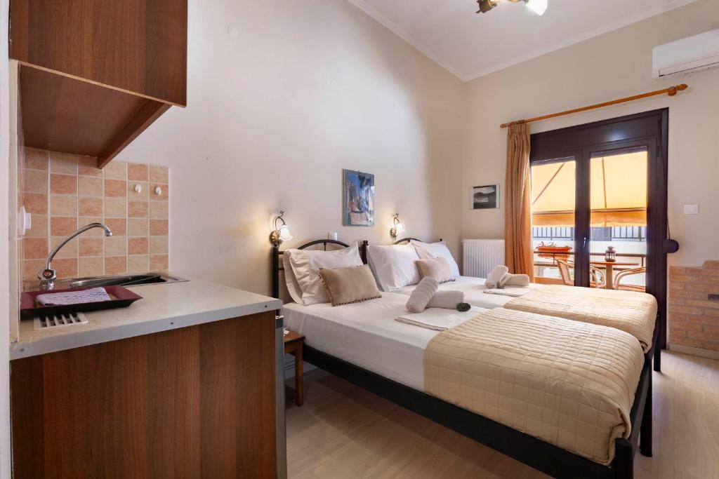 Postel nebo postele na pokoji v ubytování Mpalkoni Sti Monemvasia