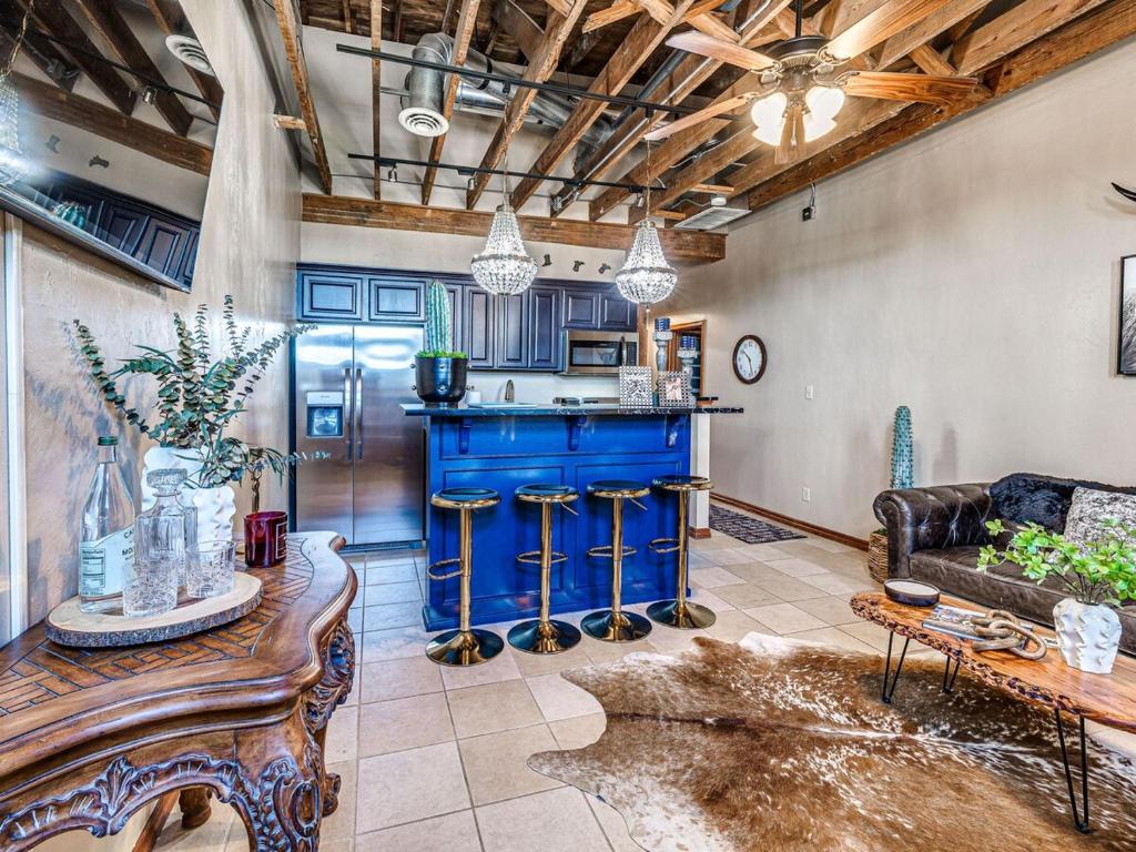 Fotografie z fotogalerie ubytování 1BR Balcony Views And Cowboy Vibes v destinaci Oklahoma City