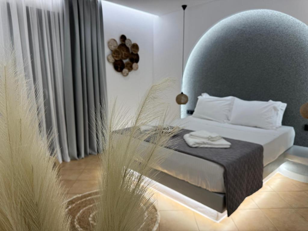 una camera da letto con un letto con una sedia blu di Olive Garden Hotel ad Agios Prokopios