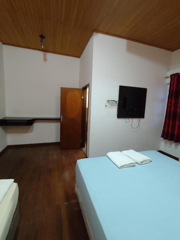 Letto o letti in una camera di CEDE Inn Hotel