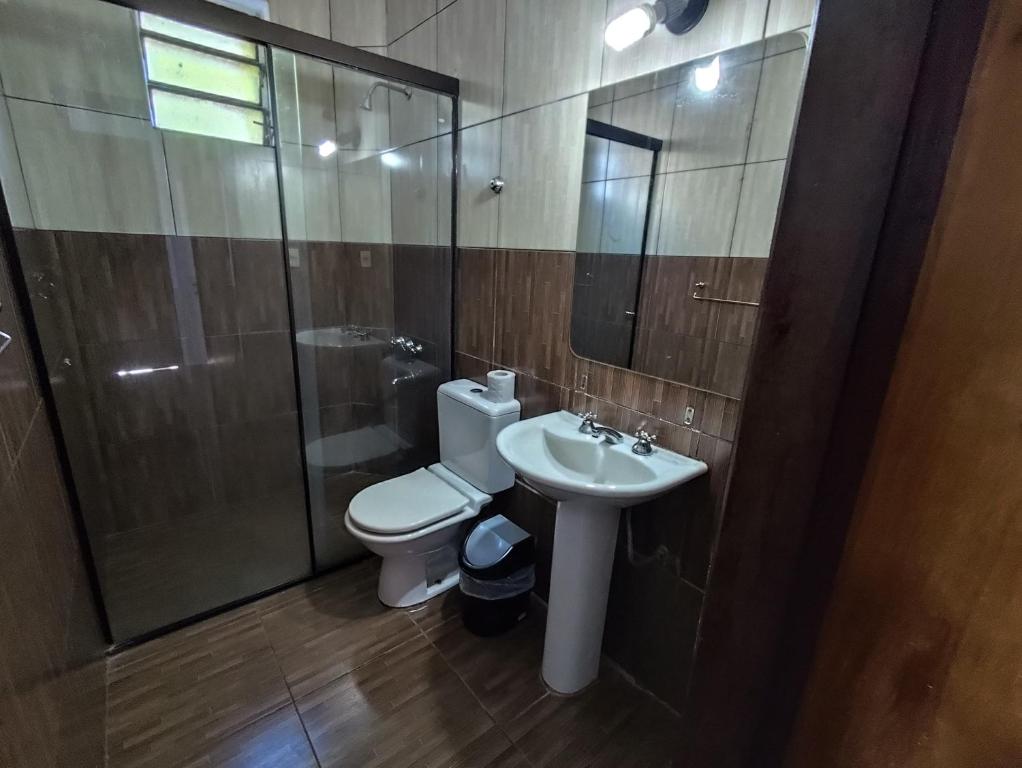 un bagno con wc, lavandino e doccia di CEDE Inn Hotel a Encarnación