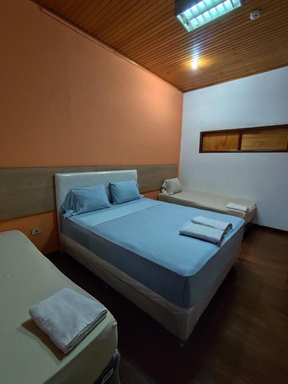 una camera con 2 letti di CEDE Inn Hotel a Encarnación