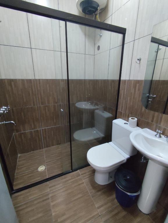 e bagno con servizi igienici, doccia e lavandino. di CEDE Inn Hotel a Encarnación
