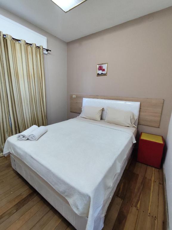 Letto o letti in una camera di CEDE Inn Hotel
