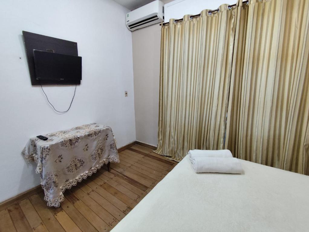 Letto o letti in una camera di CEDE Inn Hotel