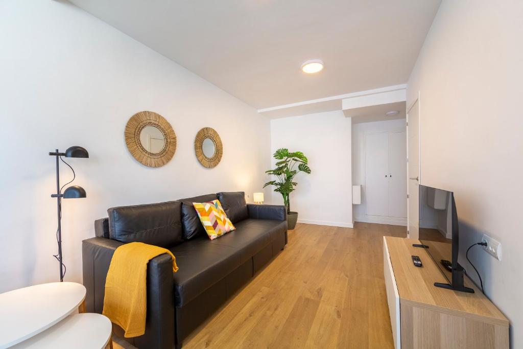 TV a/nebo společenská místnost v ubytování TrendyHomes Almerimar Beach, aire acondicionado, piscina, internet