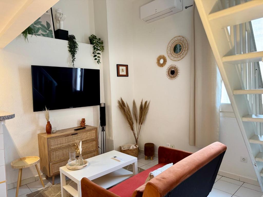 Телевизор и/или развлекательный центр в Le Cardinal-Cosy studio-Clim-WiFi-Ecusson Montpellier-LaConciergerieByNina