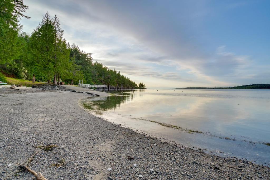 una spiaggia con alberi sulla riva di un lago di 2 Blocks to Puget Sound Beach Lummi Island Home a Lummi Island