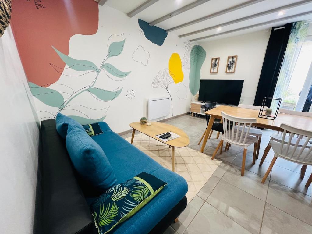 Televízia a/alebo spoločenská miestnosť v ubytovaní T3 COSY MAISON DE VILLE TERRASSE AU CALME