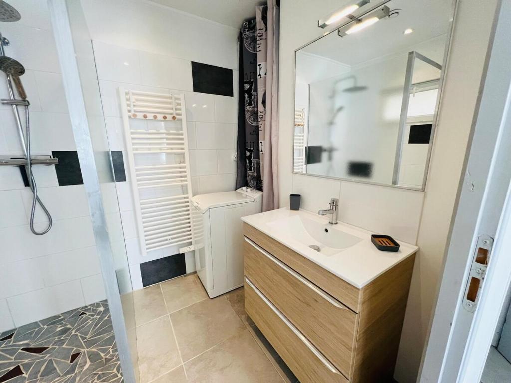 Kúpeľňa v ubytovaní T3 COSY MAISON DE VILLE TERRASSE AU CALME