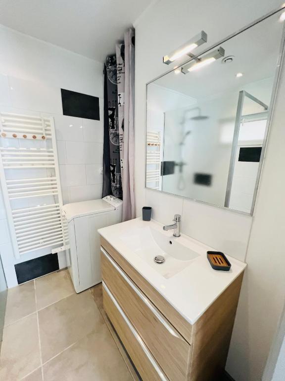 Kúpeľňa v ubytovaní T3 COSY MAISON DE VILLE TERRASSE AU CALME