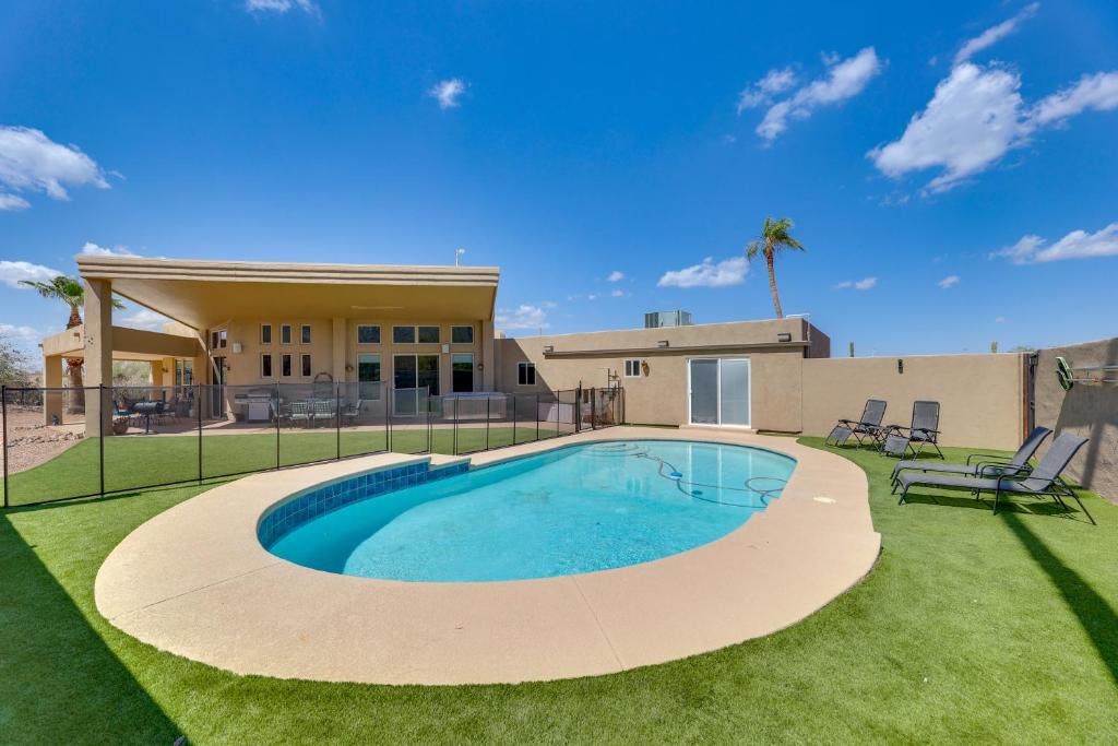 オロ・バレーにあるHome Near El Conquistador Golf Hot Tub and Mtn Viewの家の庭にあるプール