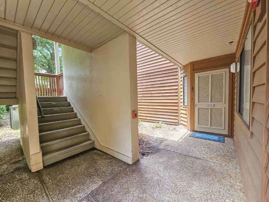 eine Treppe eines Hauses mit Treppenaufgang in der Unterkunft Serene 2 bed, 2 bath lodge, with amenities, 101AC lodge in Myrtle Beach