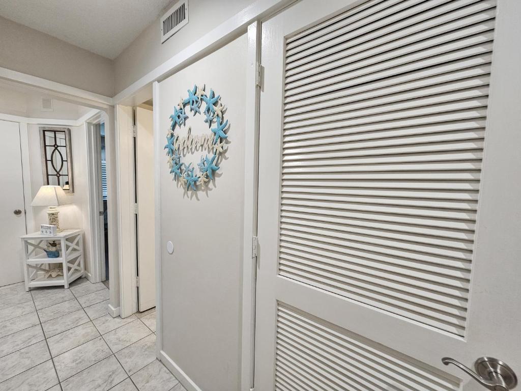 ein Zimmer mit einer Tür mit Jalousien in der Unterkunft Serene 2 bed, 2 bath lodge, with amenities, 101AC lodge in Myrtle Beach