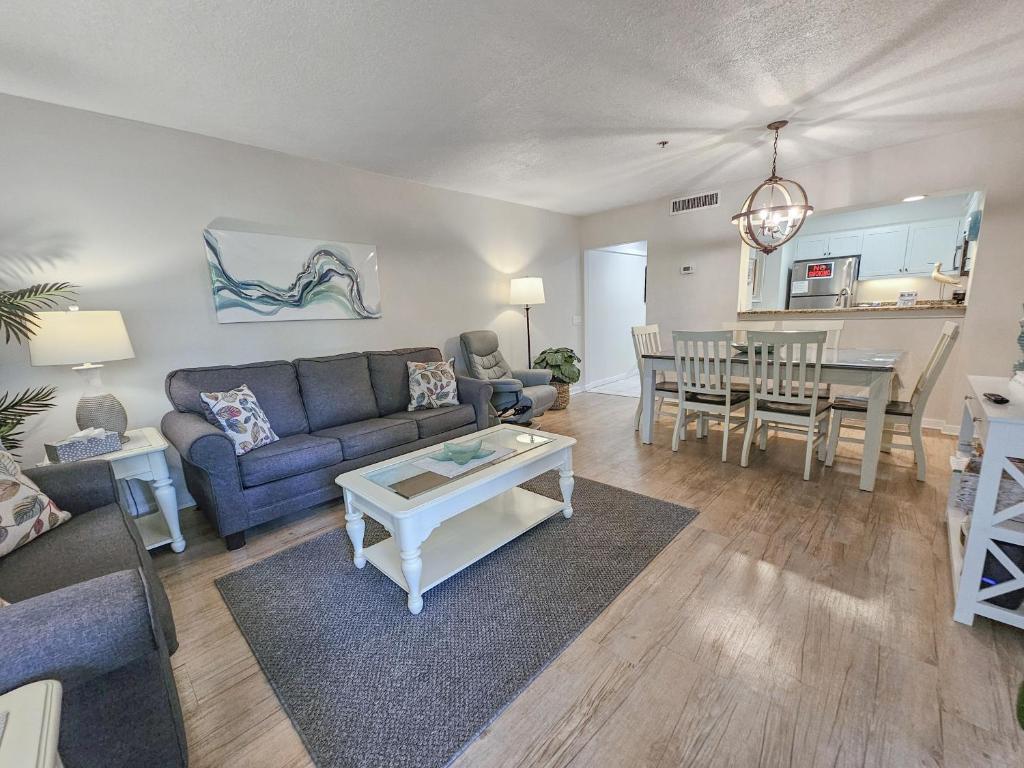 ein Wohnzimmer mit einer Couch und einem Tisch in der Unterkunft Serene 2 bed, 2 bath lodge, with amenities, 101AC lodge in Myrtle Beach