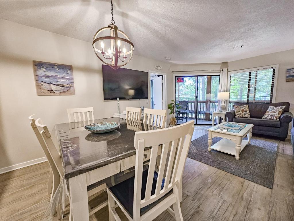Ein Sitzbereich in der Unterkunft Serene 2 bed, 2 bath lodge, with amenities, 101AC lodge