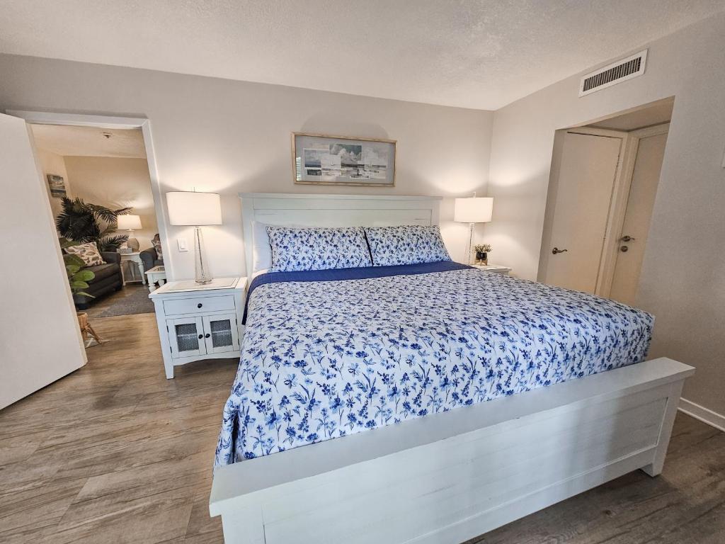 Ein Bett oder Betten in einem Zimmer der Unterkunft Serene 2 bed, 2 bath lodge, with amenities, 101AC lodge