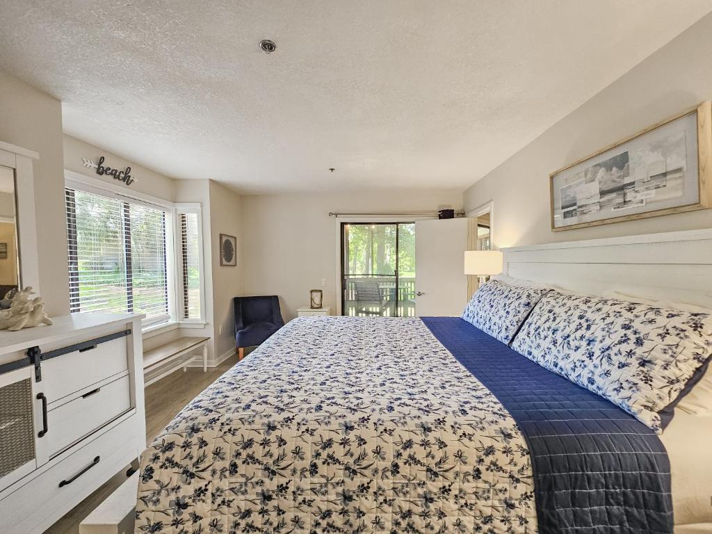 Ein Bett oder Betten in einem Zimmer der Unterkunft Serene 2 bed, 2 bath lodge, with amenities, 101AC lodge