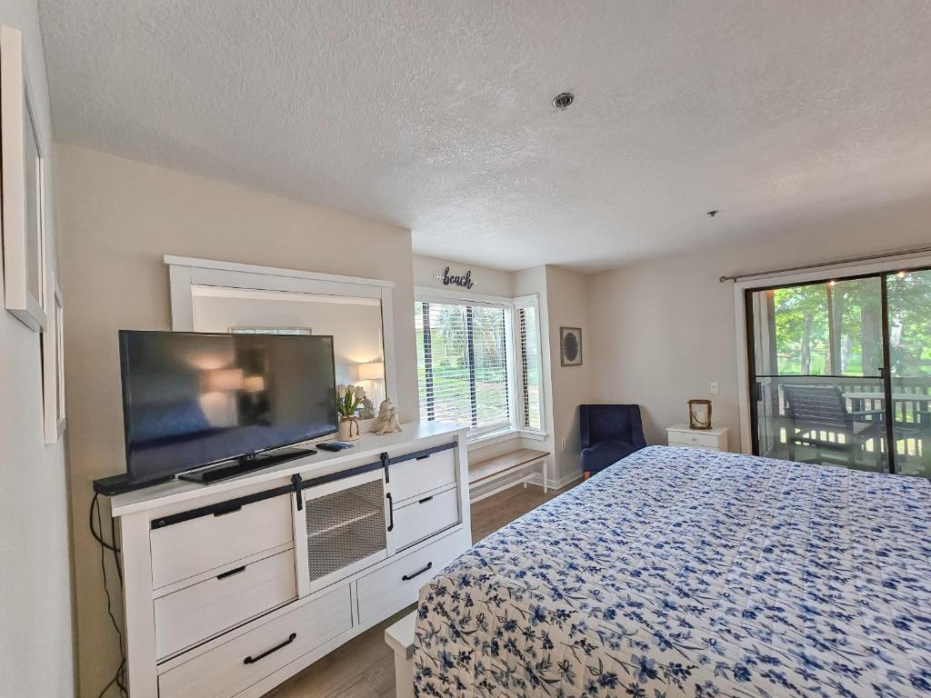 Ein Bett oder Betten in einem Zimmer der Unterkunft Serene 2 bed, 2 bath lodge, with amenities, 101AC lodge