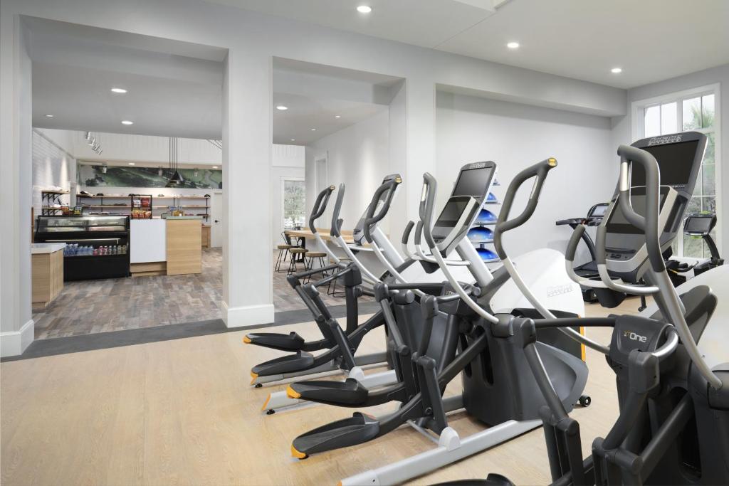 Das Fitnesscenter und&#47;oder die Fitnesseinrichtungen in der Unterkunft Serene 2 bed, 2 bath lodge, with amenities, 101AC lodge
