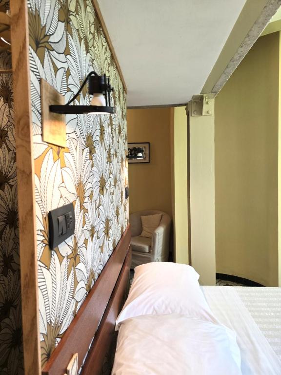 Postel nebo postele na pokoji v ubytování Palm Gallery Hotel