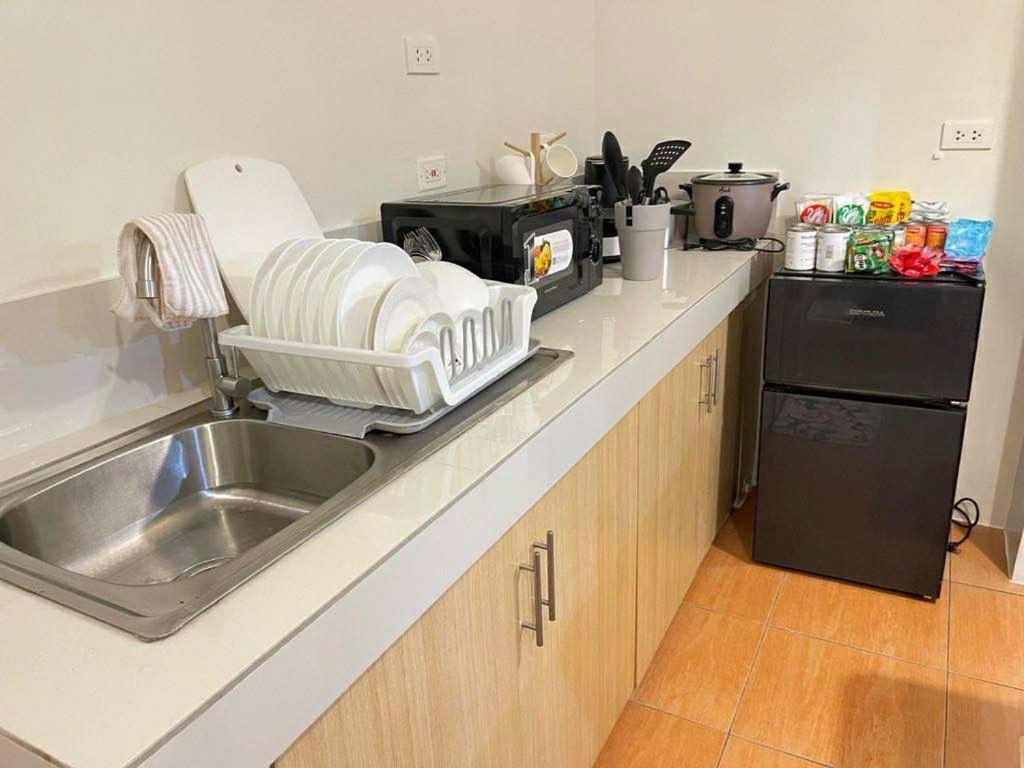 Η κουζίνα ή μικρή κουζίνα στο JD's Place 2BR Unit at SRP CEBU