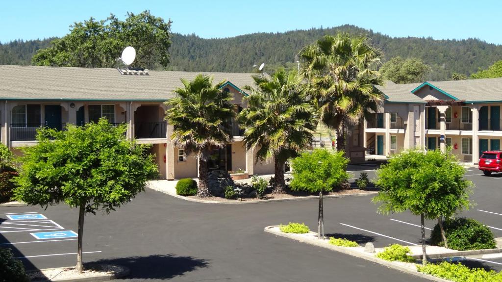 arial view of a hotel with palm trees in a parking lot at Cloverdale Wine Country Inn & Suites in Cloverdale