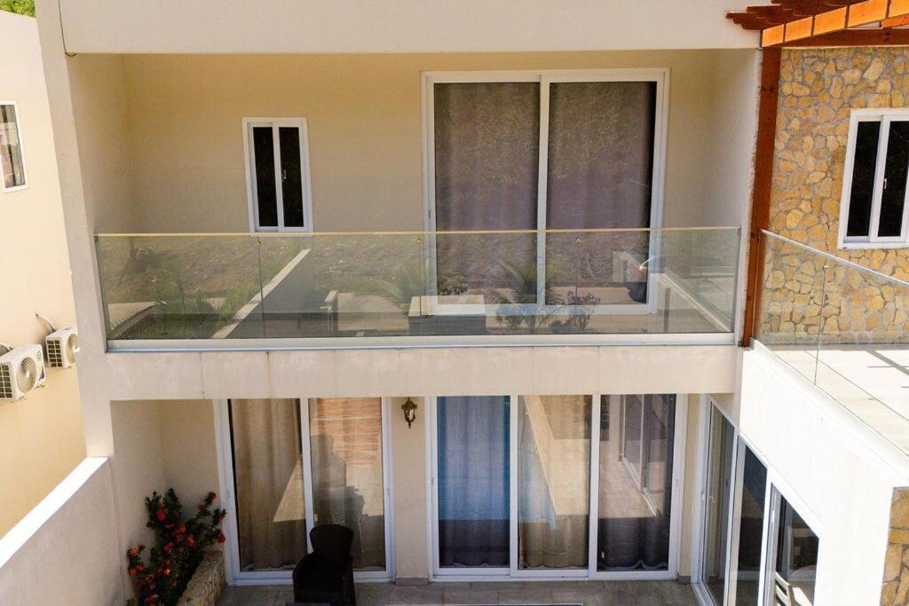Balkón nebo terasa v ubytování 3 bedrooms Villa with Private Pool plus SUV Included