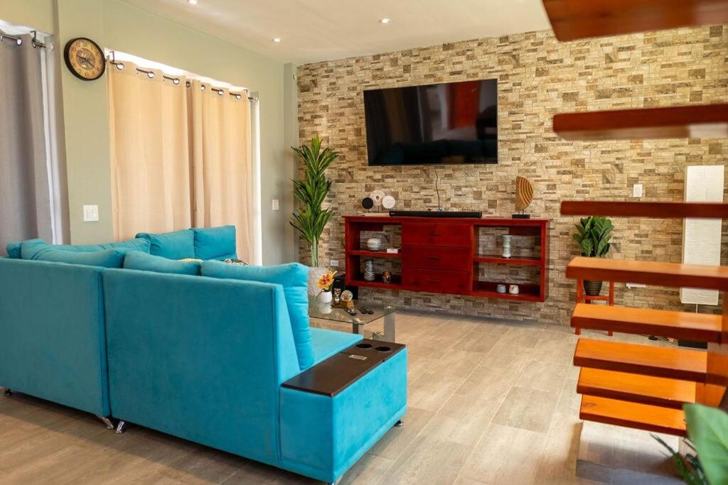 TV a/nebo společenská místnost v ubytování 3 bedrooms Villa with Private Pool plus SUV Included