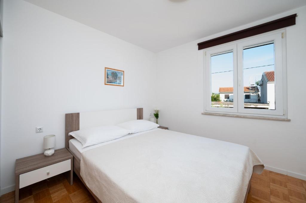 Posteľ alebo postele v izbe v ubytovaní Apartments with parking spaces Sukosan, Zadar - 6131