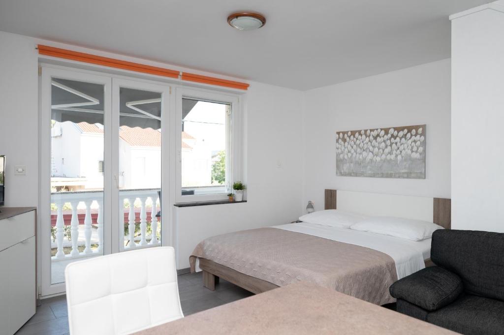 Posteľ alebo postele v izbe v ubytovaní Apartments with parking spaces Sukosan, Zadar - 6131