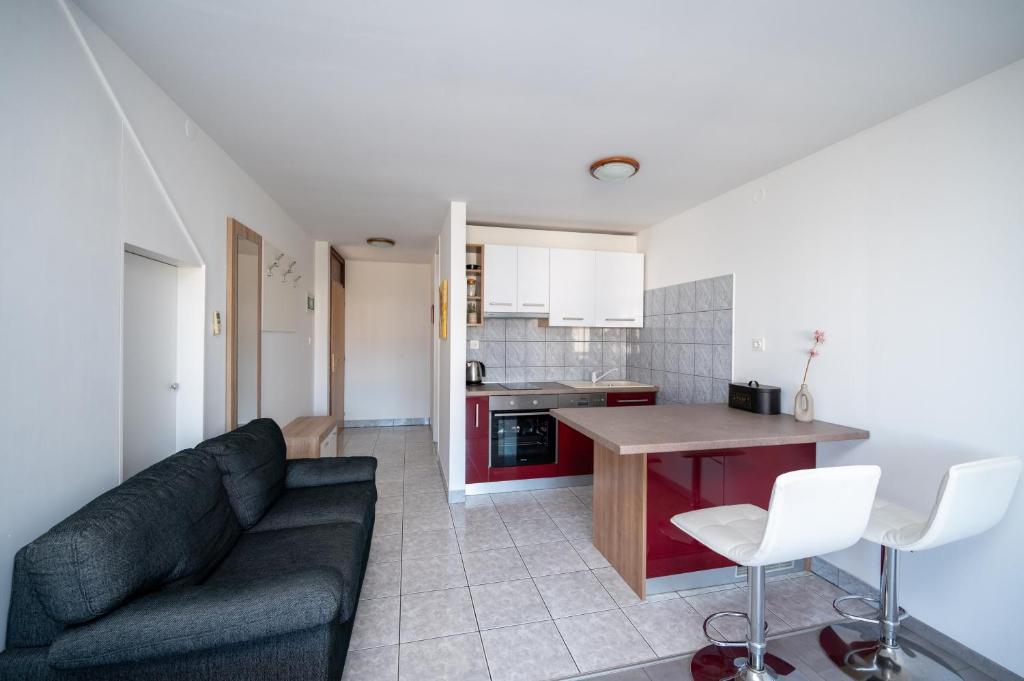 Kuchyňa alebo kuchynka v ubytovaní Apartments with parking spaces Sukosan, Zadar - 6131