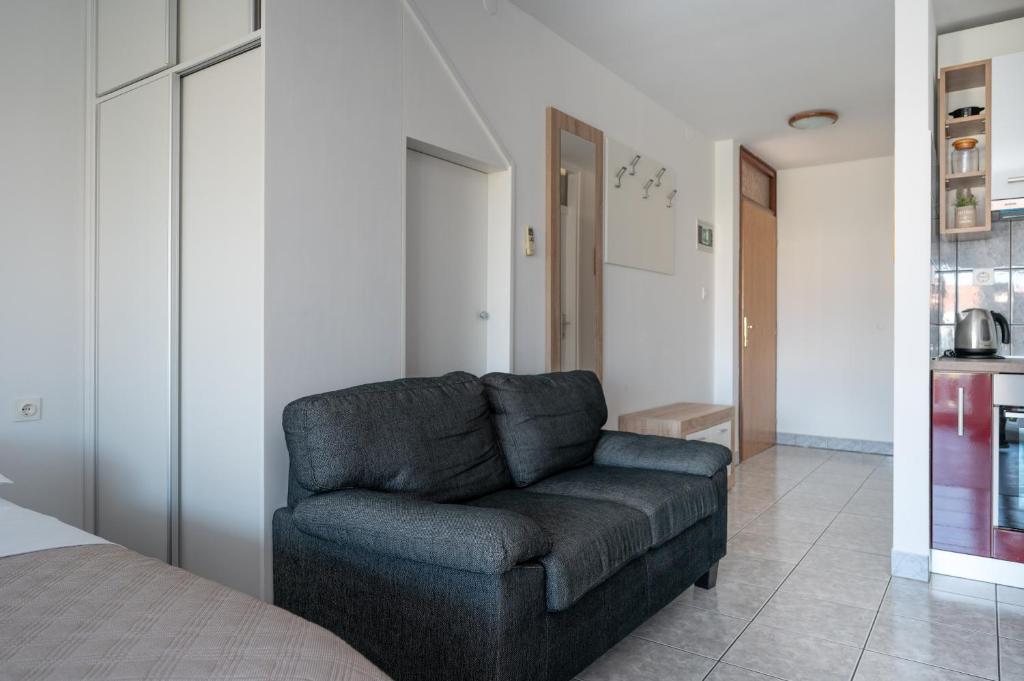 Kuchyňa alebo kuchynka v ubytovaní Apartments with parking spaces Sukosan, Zadar - 6131