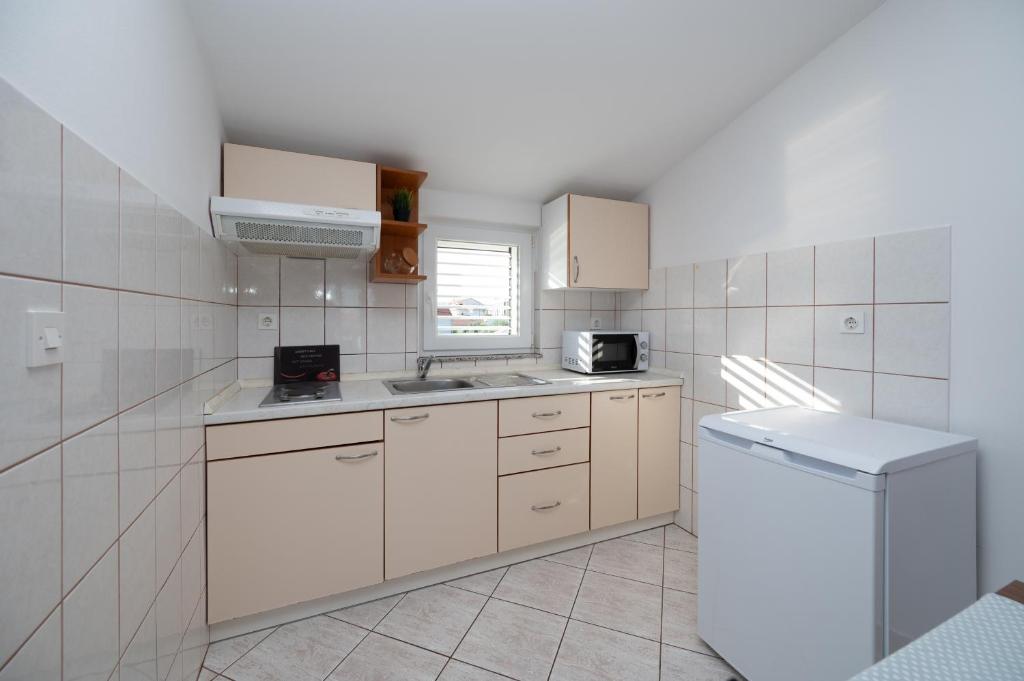 Kuchyňa alebo kuchynka v ubytovaní Apartments with parking spaces Sukosan, Zadar - 6131