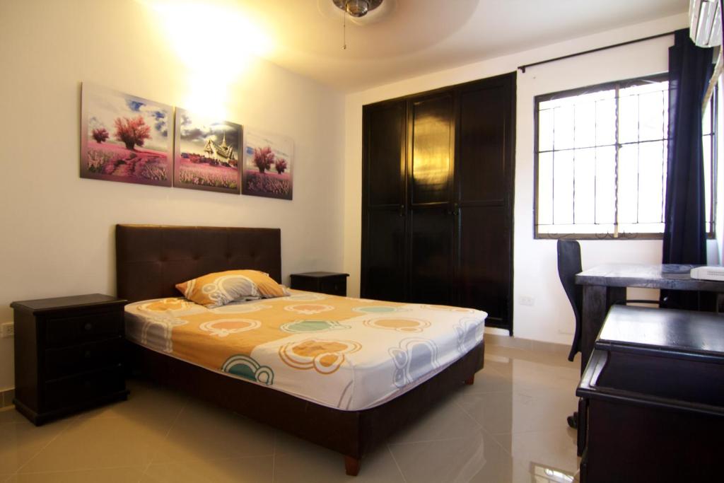 um quarto com uma cama e uma janela em Apartamento Ana em Santa Marta