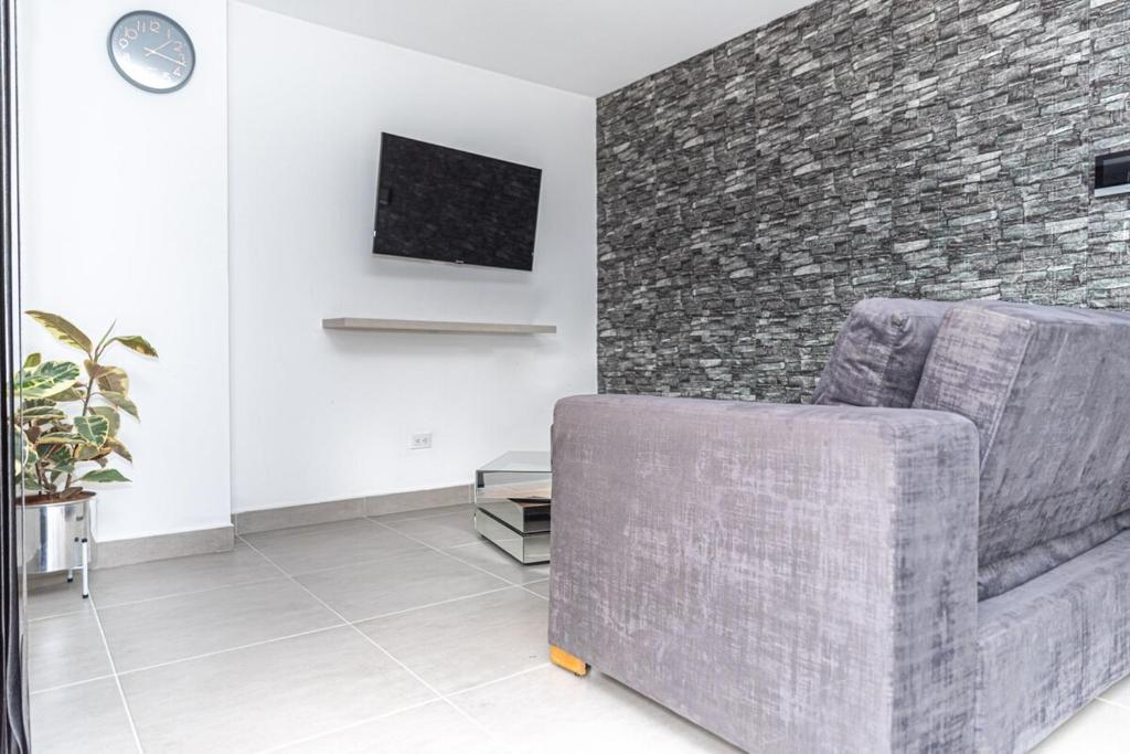 Televiisor ja/või meelelahutuskeskus majutusasutuses Luxury air conditioning in Calazans