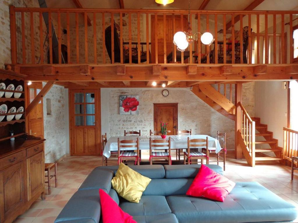 Posezení v ubytování Gîte à Saint-Juire-Champgillon avec piscine privative, sauna, jardin et wifi - FR-1-426-363