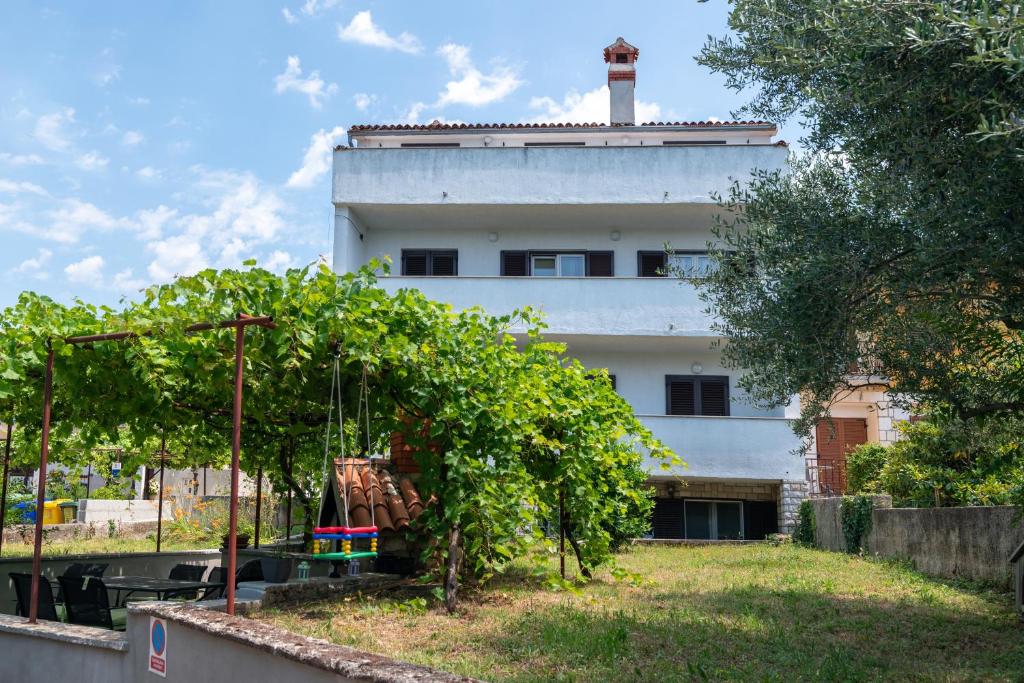 Apartments with parking space Rovinj - 24651