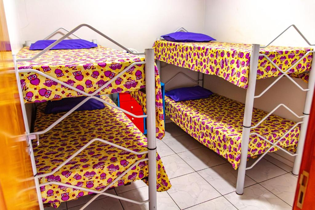una habitación con dos literas en una habitación en Village thermas caldas, en Caldas Novas