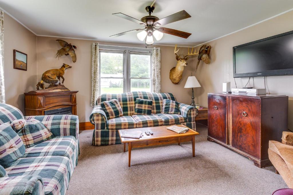 Una sala de estar con dos sofás y un televisor de pantalla plana. en Pet-Friendly Smithmill Retreat with Hunting On-Site!, en Houtzdale